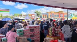 Suasana saat warga memadati stand dalam kegiatan GPM di Lapangan Pasar Lama, Timika, Papua Tengah, Rabu, (4/6/2025). (Foto: Galeri Papua/Benaz)