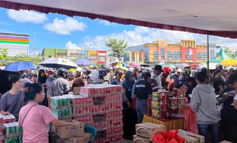 Suasana saat warga memadati stand dalam kegiatan GPM di Lapangan Pasar Lama, Timika, Papua Tengah, Rabu, (4/6/2025). (Foto: Galeri Papua/Benaz)