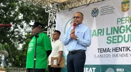 Direktur & Executive Vice President (EVP) Sustainable Development PT Freeport Indonesia, Claus Wamafma, membawakan sambutan pada apel peringatan Hari Lingkungan Hidup Sedunia bersama Pemda Mimika di Halaman Graha Eme Neme Yauware, Kamis (5/6/2025). (Foto: Galeri Papua/Endy Langobelen)