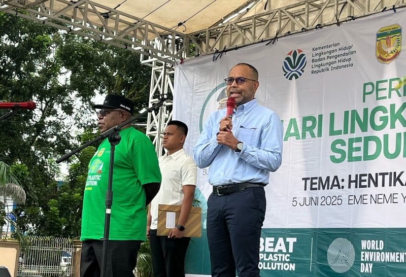 Direktur & Executive Vice President (EVP) Sustainable Development PT Freeport Indonesia, Claus Wamafma, membawakan sambutan pada apel peringatan Hari Lingkungan Hidup Sedunia bersama Pemda Mimika di Halaman Graha Eme Neme Yauware, Kamis (5/6/2025). (Foto: Galeri Papua/Endy Langobelen)