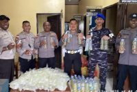 Polisi saat berhasil mengamankan ratusan liter sopi di Pelabuhan Poumako, Timika, Papua Tengah, Kamis (5/6/2025). (Foto: Istimewa/Polsek Kawasan Pelabuhan Poumako)