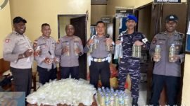 Polisi saat berhasil mengamankan ratusan liter sopi di Pelabuhan Poumako, Timika, Papua Tengah, Kamis (5/6/2025). (Foto: Istimewa/Polsek Kawasan Pelabuhan Poumako)