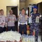 Polisi saat berhasil mengamankan ratusan liter sopi di Pelabuhan Poumako, Timika, Papua Tengah, Kamis (5/6/2025). (Foto: Istimewa/Polsek Kawasan Pelabuhan Poumako)