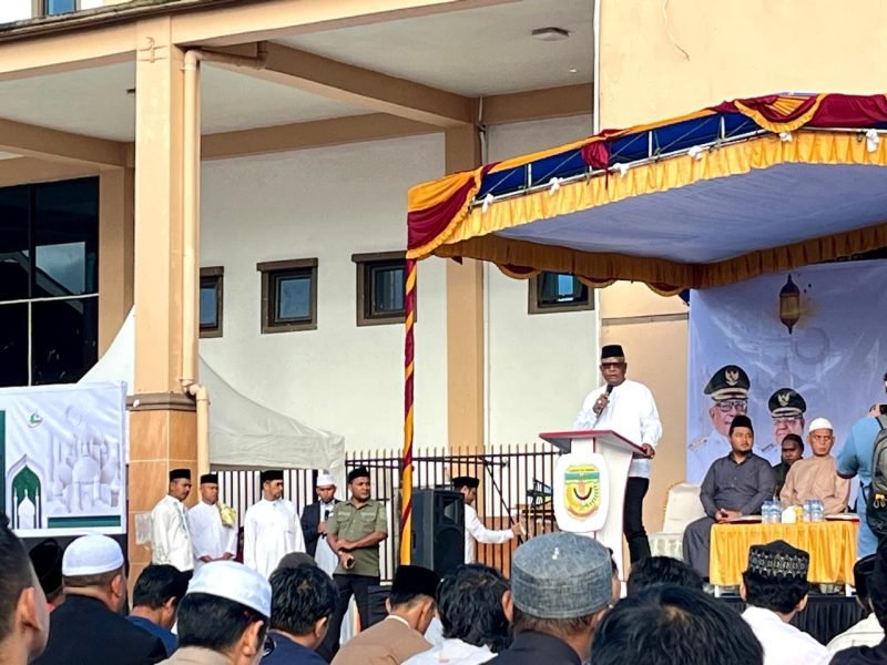 Umat Muslim saat melaksanakan salat id di Pelataran Eme Neme Yauware. (Foto: Galeri Papua/Benaz).