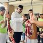 Bupati Mimika, Johannes Rettob, meninjau proses penyembelihan hewan kurban di Masjid Miftahul Huda LDII. (Foto: Galeri Papua/Benaz)