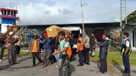 Masyarakat dan petugas mengangkat peti jenazah warga sipil korban penembakan KKB di Jayawijaya, Papua Pegunungan. (Foto: Istimewa/Satgas Humas Ops Damai Cartenz)