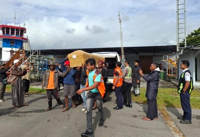Masyarakat dan petugas mengangkat peti jenazah warga sipil korban penembakan KKB di Jayawijaya, Papua Pegunungan. (Foto: Istimewa/Satgas Humas Ops Damai Cartenz)