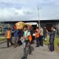 Masyarakat dan petugas mengangkat peti jenazah warga sipil korban penembakan KKB di Jayawijaya, Papua Pegunungan. (Foto: Istimewa/Satgas Humas Ops Damai Cartenz)