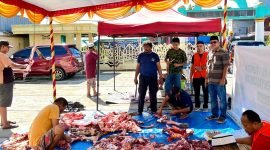 Ketua DKM Al Furqan, H. Andi Anto, memantau proses pemotongan hewan kurban, di Masjid Al Furqan, Timika, Sabtu (7/6/2025). (Foto: Galeri Papua/Benaz)