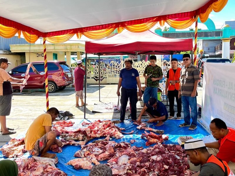 Ketua DKM Al Furqan, H. Andi Anto, memantau proses pemotongan hewan kurban, di Masjid Al Furqan, Timika, Sabtu (7/6/2025). (Foto: Galeri Papua/Benaz)