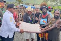 Penyerahan uang tunai Rp5 miliar ke salah satu kubu pendukung Paslon Bupati Puncak Jaya untuk perdamaian. (Foto: Istimewa)