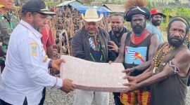 Penyerahan uang tunai Rp5 miliar ke salah satu kubu pendukung Paslon Bupati Puncak Jaya untuk perdamaian. (Foto: Istimewa)