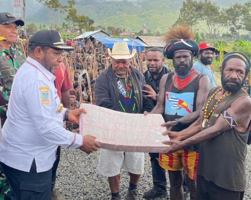 Penyerahan uang tunai Rp5 miliar ke salah satu kubu pendukung Paslon Bupati Puncak Jaya untuk perdamaian. (Foto: Istimewa)