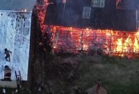 Tampak api melahap habis sebuah gedung SMA Inpres Mbua, Kabupaten Nduga, Papua Pegunungan, Sabtu (7/6/2025). (Foto: Istimewa)