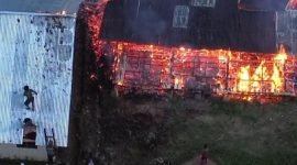 Tampak api melahap habis sebuah gedung SMA Inpres Mbua, Kabupaten Nduga, Papua Pegunungan, Sabtu (7/6/2025). (Foto: Istimewa)