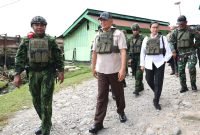 Menteri Pertahanan (Menhan) RI, Sjafrie Sjamsoeddin, bersama Menteri Keuangan (Menkeu) RI, Sri Mulyani Indrawati, melakukan kunjungan kerja ke Nduga, Papua Pegunungan, pada Sabtu (7/6/2025). (Foto: Istimewa/Kemhan.go.id)