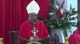 Uskup Keuskupan Timika, Mgr. Bernardus Bofitwos Baru, OSA, membawakan kotbah pada misa kedua Hari Raya Pentakosta di Katedral Tiga Raja Timika, Minggu (8/6/2025). (Foto: Istimewa/Tangkapan layar video siaran langsung di kanal YouTube Multimedia Tiga Raja Timika)