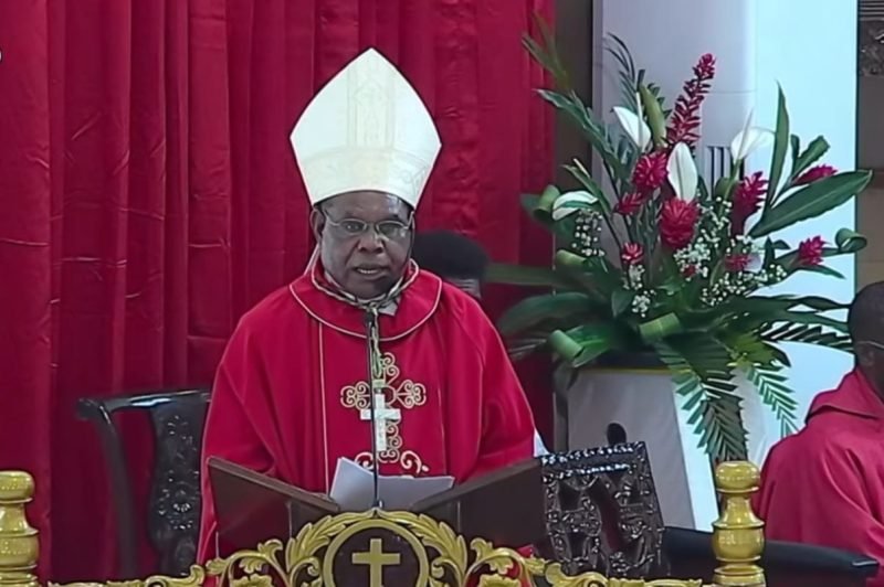 Uskup Keuskupan Timika, Mgr. Bernardus Bofitwos Baru, OSA, membawakan kotbah pada misa kedua Hari Raya Pentakosta di Katedral Tiga Raja Timika, Minggu (8/6/2025). (Foto: Istimewa/Tangkapan layar video siaran langsung di kanal YouTube Multimedia Tiga Raja Timika)