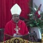 Uskup Keuskupan Timika, Mgr. Bernardus Bofitwos Baru, OSA, membawakan kotbah pada misa kedua Hari Raya Pentakosta di Katedral Tiga Raja Timika, Minggu (8/6/2025). (Foto: Istimewa/Tangkapan layar video siaran langsung di kanal YouTube Multimedia Tiga Raja Timika)