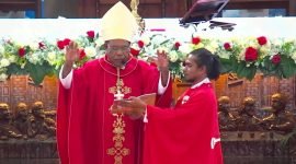 Uskup Keuskupan Timika, Mgr. Bernardus Bofitwos Baru, OSA, mengulurkan tangan sembari membawakan Doa Krisma, Minggu (8/6/2025). (Foto: Istimewa/Tangkapan layar video siaran langsung di kanal YouTube Multimedia Tiga Raja Timika)