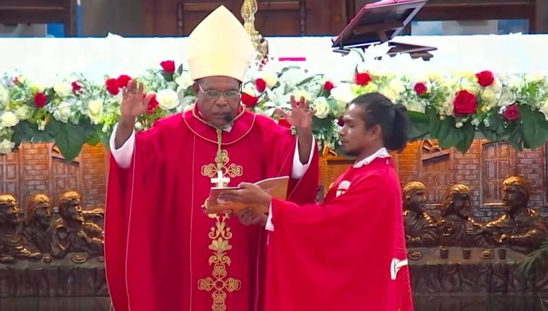 Uskup Keuskupan Timika, Mgr. Bernardus Bofitwos Baru, OSA, mengulurkan tangan sembari membawakan Doa Krisma, Minggu (8/6/2025). (Foto: Istimewa/Tangkapan layar video siaran langsung di kanal YouTube Multimedia Tiga Raja Timika)