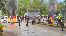 Keluarga korban memalang jalan di depan Check Point 28 Mimika dengan membakar ban. (Foto: Istimewa/Deni)