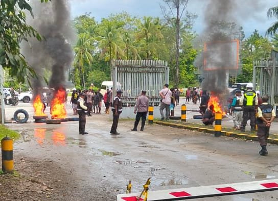 Keluarga korban memalang jalan di depan Check Point 28 Mimika dengan membakar ban. (Foto: Istimewa/Deni)