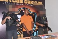 Yekis Wanimbo alias Salahmakan Tabuni, DPO KKB, ditangkap dan diamankan polisi di Mimika, Papua Tengah. (Foto: Istimewa/Satgas Humas Ops Damai Cartenz)