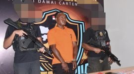 Yekis Wanimbo alias Salahmakan Tabuni, DPO KKB, ditangkap dan diamankan polisi di Mimika, Papua Tengah. (Foto: Istimewa/Satgas Humas Ops Damai Cartenz)