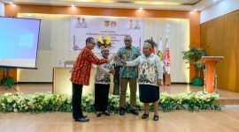 Seremoni pembukaan rapat kerja Dekranasda Kabupaten Mimika yang ditandai dengan pemukulan tifa. (Foto: Galeri Papua/Ahmad)