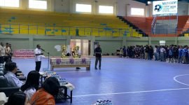 Asisten I Bidang Pemerintahan dan Kesejahteraan Rakyat Setda Kabupaten Mimika, Ananias Faot, saat menyampaikan sambutan di hadapan ratusan pelajar pada seremoni pembukaan Kejuaraan Multi Event di GOR Futsal Timika, Rabu (11/6/2025). (Foto: Galeri Papua/Ahmad)