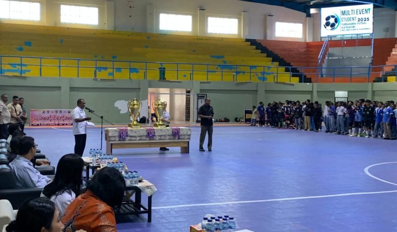 Asisten I Bidang Pemerintahan dan Kesejahteraan Rakyat Setda Kabupaten Mimika, Ananias Faot, saat menyampaikan sambutan di hadapan ratusan pelajar pada seremoni pembukaan Kejuaraan Multi Event di GOR Futsal Timika, Rabu (11/6/2025). (Foto: Galeri Papua/Ahmad)