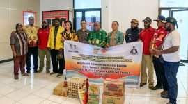 Foto bersama usai penyerahan bantuan sembako secara simbolis. (Foto: Galeri Papua/Ahmad)