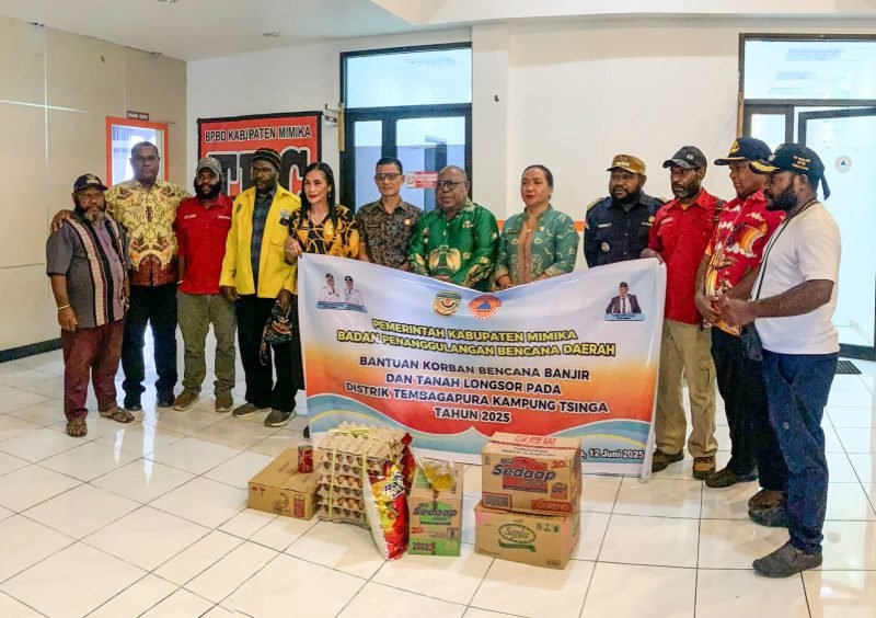 Foto bersama usai penyerahan bantuan sembako secara simbolis. (Foto: Galeri Papua/Ahmad)