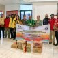 Foto bersama usai penyerahan bantuan sembako secara simbolis. (Foto: Galeri Papua/Ahmad)