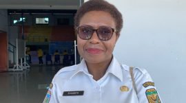 Kepala Disparbudpora Kabupaten Mimika, Elisabeth Cenawatin. (Foto: Galeri Papua/Ahmad)