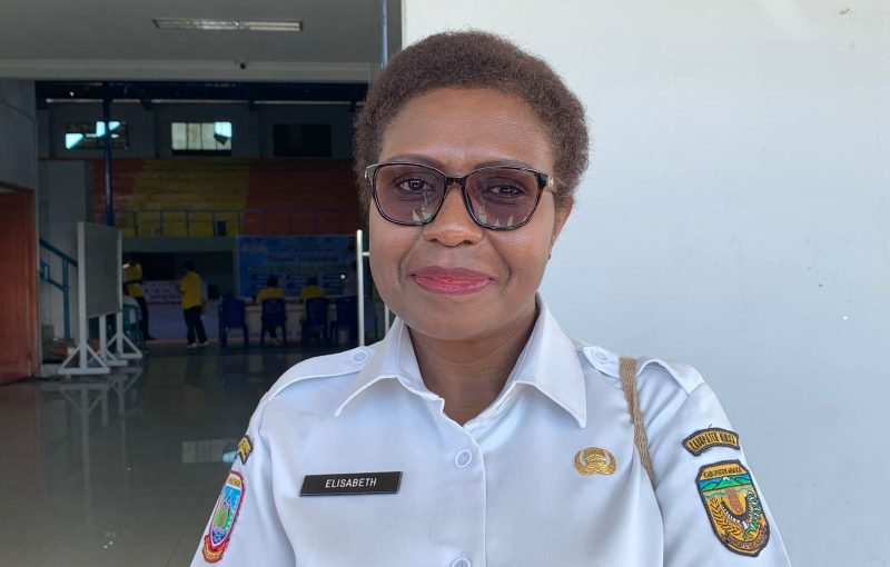 Kepala Disparbudpora Kabupaten Mimika, Elisabeth Cenawatin. (Foto: Galeri Papua/Ahmad)