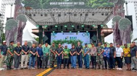 Foto bersama pembukaan acara Enviromental Exhibition yang digelar oleh PT Freeport Indonesia bersama Pemerintah Kabupaten Mimika di pelataran Graha Eme Neme Yauware, Timika, Papua Tengah, Kamis (12/6/2025). (Foto: Galeri Papua/Endy Langobelen)