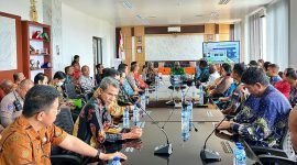 Suasana Rapat Koordinasi dipimpin Wabup Emanuel Kemong bersama stakeholders, persiapan Launching MPP di Kantor Disdukcapil Mimika, Kamis, (12/6/2025). (Foto: Galeri Papua/Benaz)