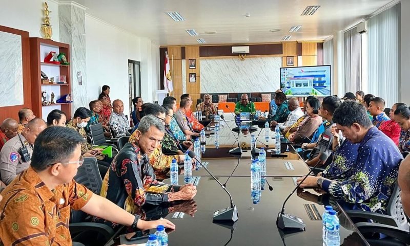 Suasana Rapat Koordinasi dipimpin Wabup Emanuel Kemong bersama stakeholders, persiapan Launching MPP di Kantor Disdukcapil Mimika, Kamis, (12/6/2025). (Foto: Galeri Papua/Benaz)