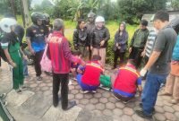 Korban saat hendak ditandu ke mobil ambulans untuk dibawa ke rumah sakit. (Foto: Galeri Papua/Ahmad)