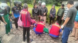 Korban saat hendak ditandu ke mobil ambulans untuk dibawa ke rumah sakit. (Foto: Galeri Papua/Ahmad)