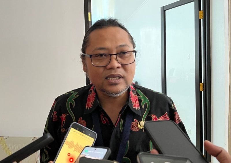 Kepala BPS Mimika, Oceau Satyadipura, saat diwawancarai awak media di Timika, Papua Tengah. (Foto: Galeri Papua/Benaz)