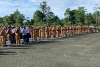 Barisan ASN pada apel gabungan OPD di lapangan Kantor Pusat Pemerintahan Kabupaten Mimika, Senin (16/6/2025). (Foto: Galeri Papua/Ahmad)