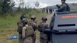 Aparat gabungan melakukan penyisiran untuk memburu pelaku penembakan di Bandara Aminggaru Ilaga, Puncak, Papua Tengah, Rabu (18/6/2025). (Foto: Istimewa/Satgas Humas Ops Damai Cartenz)