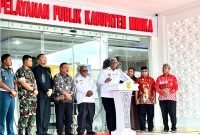 Sambutan Bupati Mimika, Johannes Rettob, sekaligus membuka secara resmi Mal Pelayanan Publik di Mimika, didampingi Wakil  Bupati Mimika serta jajaran Forkompinda, Rabu (18/6/2025). (Foto: Galeri Papua/Benaz) 