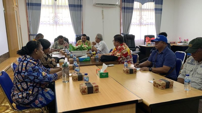 Suasana rapat koordinasi penetapan siaga darurat bencana cuaca ekstrim Kabupaten Mimika tahun 2025, di ruang rapat Kantor BPBD Kabupaten Mimika, Kamis (19/6/2025). (Foto: Galeri Papua/Ahmad)