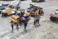 Kejati Papua menyita sejumlah kendaraan dan alat berat terkait kasus dugaan korupsi proyek aerosport Mimika. (Foto: Istimewa/Tangkapan layar video)