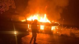 Api melahap salah satu kantor pemerintahan di Kabupaten Puncak Jaya, Papua Tengah, Jumat (20/6/2025). (Foto: Istimewa/Humas Polres Puncak Jaya)