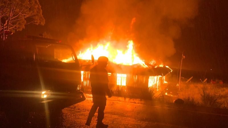 Api melahap salah satu kantor pemerintahan di Kabupaten Puncak Jaya, Papua Tengah, Jumat (20/6/2025). (Foto: Istimewa/Humas Polres Puncak Jaya)